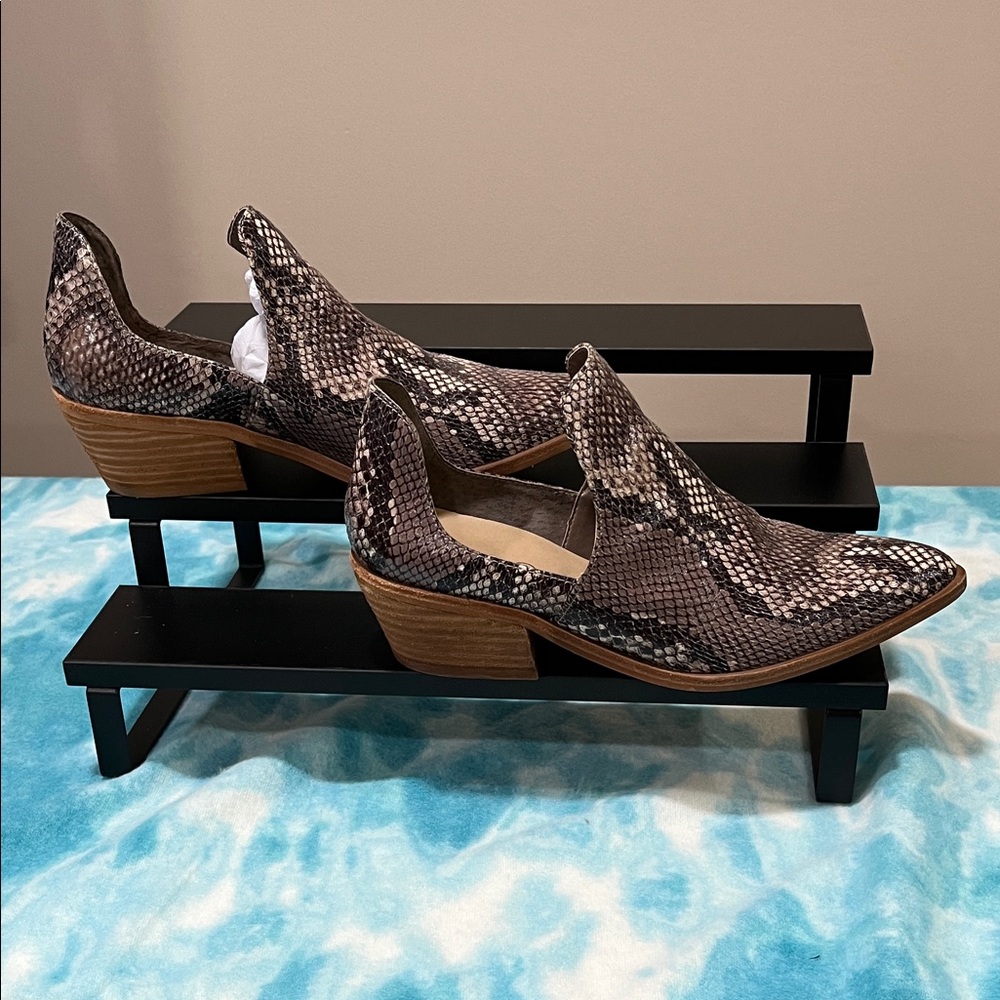 Stylish Brown Snake Print Women's Shoes